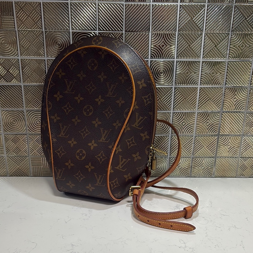 LOUIS VUITTON- AUTHENTIC
Monogram Ellipse Sac a Dos Backpack